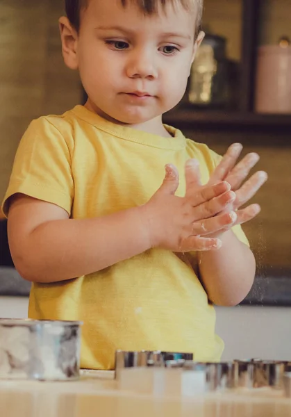 Een Kleine Jongen Kookt Keuken Een Tafel Van Bloem Deeg — Stockfoto