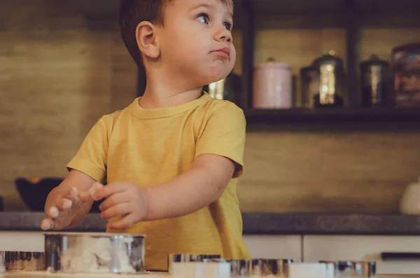 Een Kleine Jongen Kookt Keuken Een Tafel Van Bloem Deeg — Stockfoto