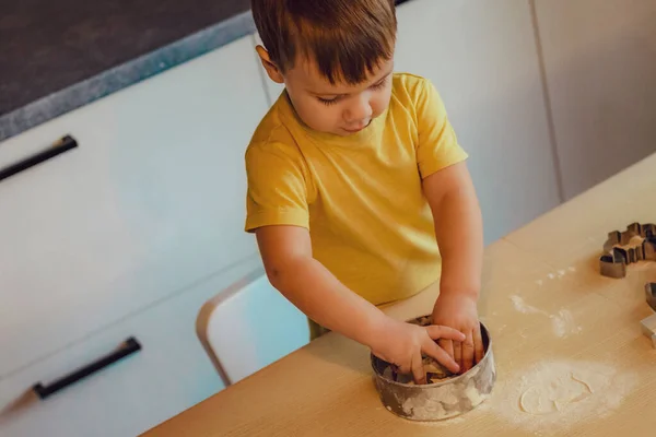 Een Kleine Jongen Kookt Keuken Een Tafel Van Bloem Deeg — Stockfoto