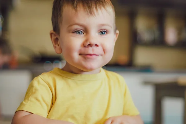 Menino Bonito Com Olhos Grandes Aparência Atraente Vestida Amarelo Shirt — Fotografia de Stock