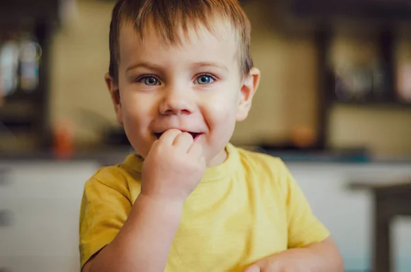 Mooie Kleine Jongen Met Grote Ogen Twee Jaar Eten Iets — Stockfoto