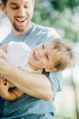 Oğlu olan bir baba, gün batımında çimlerin üzerinde küçük yakışıklı bir çocuk, babalar günü ve babalar günü kutlu olsun. 