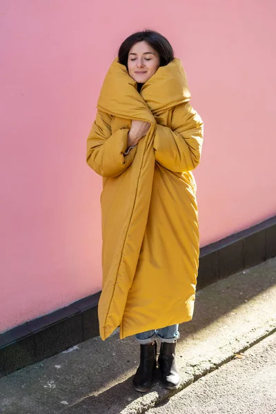 Een Stijlvolle Vrouw Die Verpakt Een Zeer Warm Helder Dameswinterjasje — Stockfoto