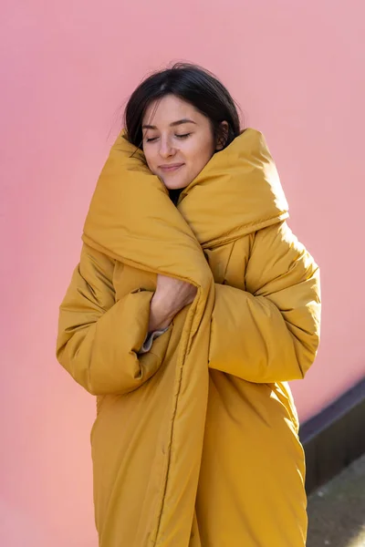 Een Stijlvolle Vrouw Die Verpakt Een Zeer Warm Helder Dameswinterjasje — Stockfoto