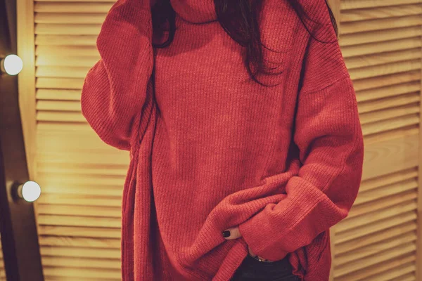 Piękny Model Brunetka Dziewczyna Stylowej Odzieży Czerwony Kolor Pozowanie Sklepie — Zdjęcie stockowe