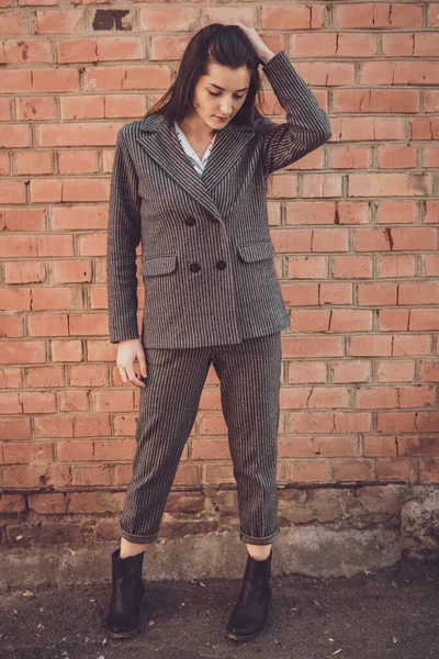 Stylowa Kobieta Klasycznym Damskim Garniturze Składająca Się Spodni Kurtki Kapturze — Zdjęcie stockowe