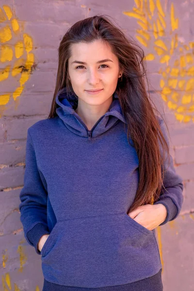 Stijlvol Mooi Glimlachend Jonge Vrouw Een Warm Sportief Pak Blauw — Stockfoto