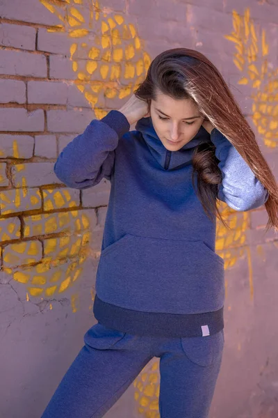 Mujer Joven Elegante Hermosa Sonriente Con Traje Cálido Deportivo Azul — Foto de Stock