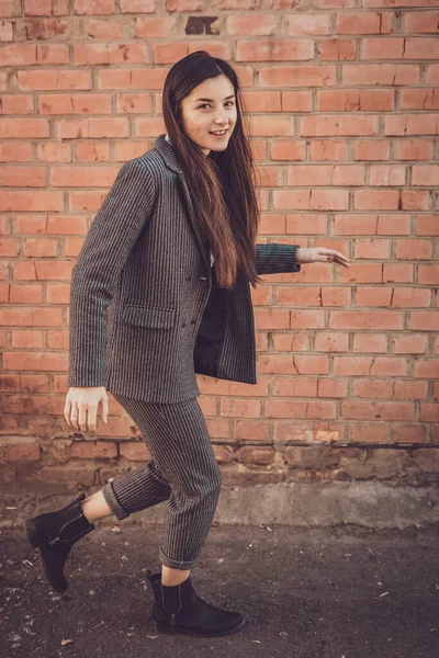 Een Stijlvolle Vrouw Een Klassiek Damespak Bestaande Uit Een Broek — Stockfoto