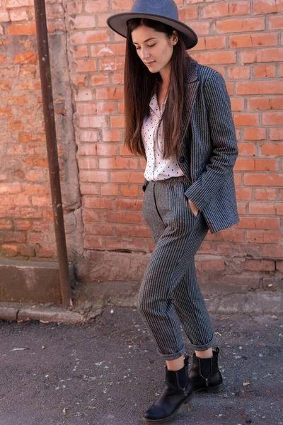 Een Stijlvolle Vrouw Een Klassiek Damespak Bestaande Uit Een Broek — Stockfoto