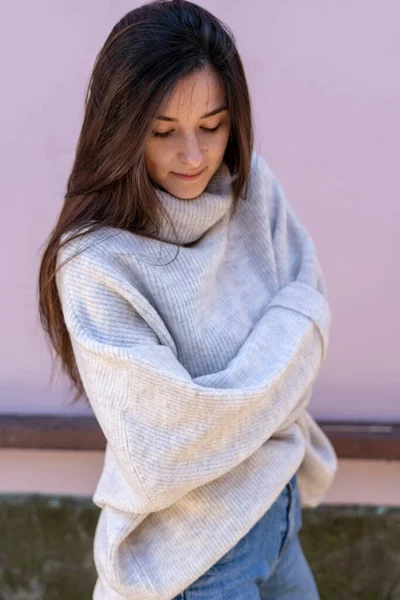 Mooie Stijlvolle Jonge Vrouw Met Modieuze Gebreide Damestrui Oversize Bij — Stockfoto