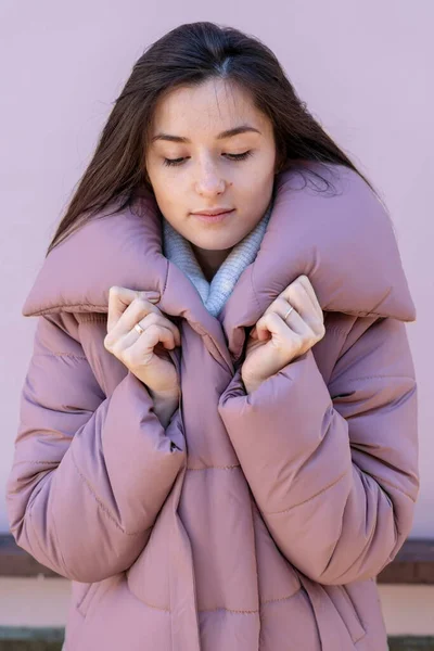 Mujer Joven Elegante Con Abrigo Cálido Color Rosa Violeta Caminando —  Fotos de Stock