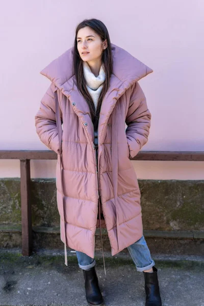 Sesión Fotos Moda Mujer Bonita Una Chaqueta Hinchada Violeta Brillante — Foto de Stock