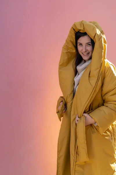 Sesión Fotos Una Hermosa Chica Con Una Chaqueta Hinchada Color — Foto de Stock