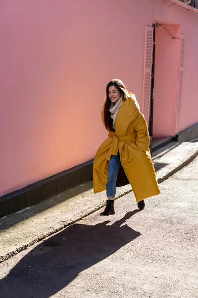 Een Mooi Meisjesmodel Met Zwart Haar Een Geel Winterjasje Als — Stockfoto