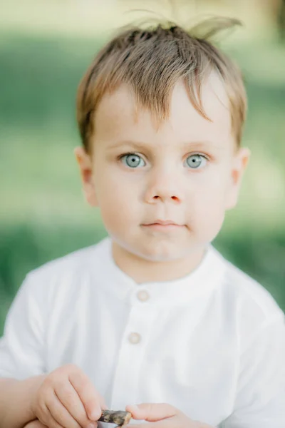 Retrato Menino Com Cabelo Claro Olhos Azuis Uma Camisa Branca — Fotografia de Stock