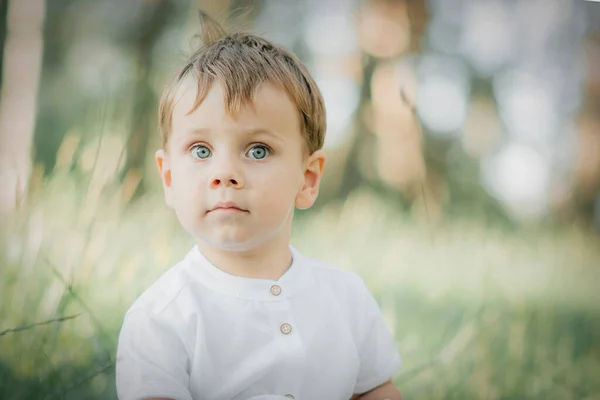 Retrato Menino Com Cabelo Claro Olhos Azuis Uma Camisa Branca — Fotografia de Stock