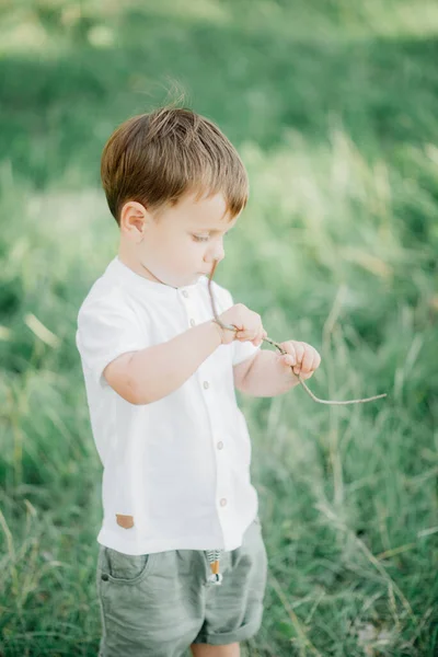 Retrato Menino Com Cabelo Claro Olhos Azuis Uma Camisa Branca — Fotografia de Stock