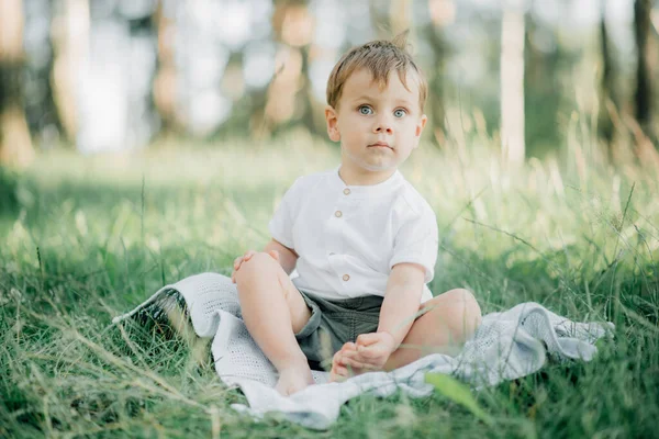 Portret Młodego Chłopca Jasnymi Włosami Niebieskimi Oczami Białej Koszuli Zielonym — Zdjęcie stockowe