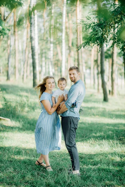 Madre Sosteniendo Hijo Una Sesión Fotos Para Ayudarlo Posar Bien —  Fotos de Stock