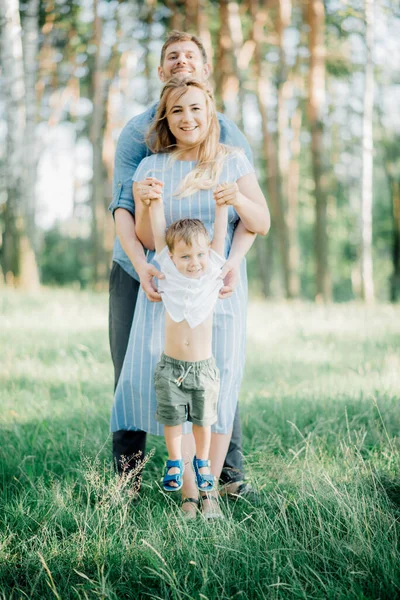 Mãe Segurando Seu Filho Uma Sessão Fotos Para Ajudá Postura — Fotografia de Stock