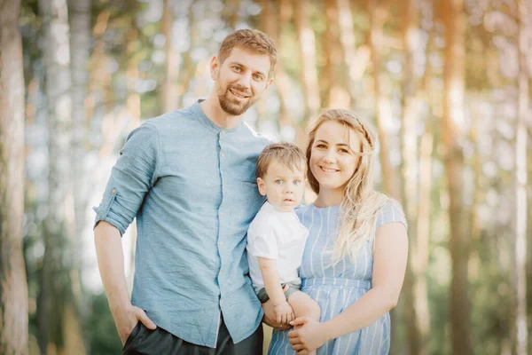 Mutter Hält Ihren Sohn Bei Einem Fotoshooting Ihm Helfen Richtig — Stockfoto