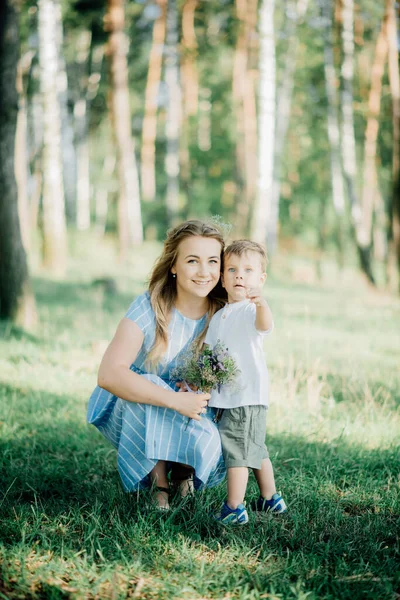 Madre Sosteniendo Hijo Una Sesión Fotos Para Ayudarlo Posar Bien —  Fotos de Stock