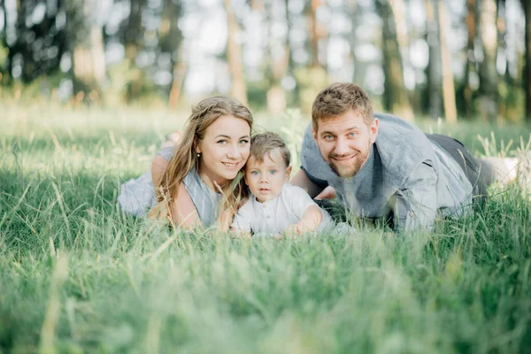 Padres Felices Abrazando Hijo Acostado Una Hierba Verde Bosque Concepto —  Fotos de Stock