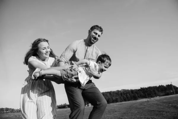 Zoon Betrapt Zijn Vader Het Veld Zijn Vader Rent Kijkt — Stockfoto