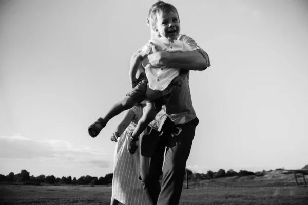 Feliz Jovem Família Passar Tempo Juntos Fora Verde Natureza — Fotografia de Stock