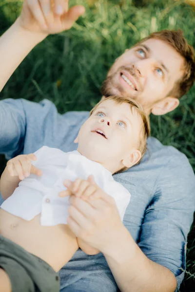 Gelukkig Jong Familie Tijd Doorbrengen Samen Buiten Groene Natuur — Stockfoto