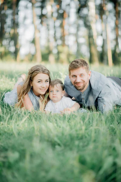 Glückliche Junge Familie Verbringt Zeit Zusammen Draußen Der Grünen Natur — Stockfoto