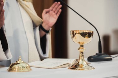 Kilisede ayin için bir bardak şarap.