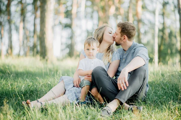 Feliz Familia Joven Pasar Tiempo Juntos Fuera Naturaleza Verde —  Fotos de Stock