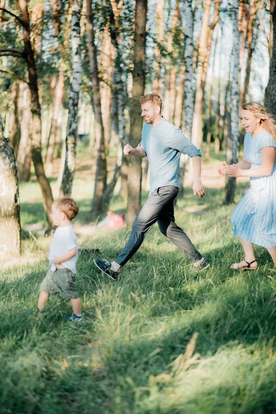 Feliz Jovem Família Passar Tempo Juntos Fora Verde Natureza — Fotografia de Stock