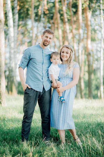 Glückliche Junge Familie Verbringt Zeit Zusammen Draußen Der Grünen Natur — Stockfoto