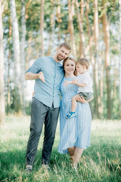 Feliz Familia Joven Pasar Tiempo Juntos Fuera Naturaleza Verde — Foto de Stock