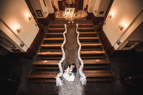 Recién Casados Bailando Una Iglesia Sobre Vista Día Boda Sesión —  Fotos de Stock