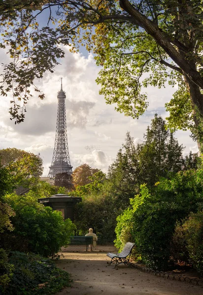 这个安静的公园 靠近Invalides酒店 提供了一个不同的 完美的艾菲尔铁塔景观 — 图库照片