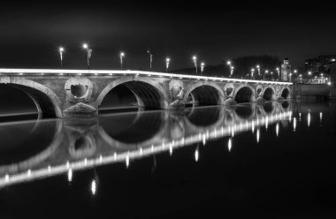 Fransa 'nın Toulouse kentindeki Garonne nehrinin üzerinde Pont Neuf' un yansıması.