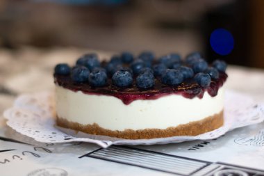 New York peynirli keki mi yoksa yabanmersinli klasik cheesecake mi? yakın plan ve bulanık arkaplan