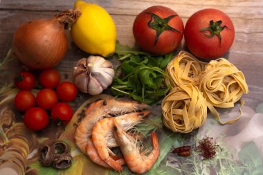 Beyaz şarap, zeytinyağı, safran, roka, biber, ançüez, sarımsak, kiraz, domates, limon, soğan, toamto, karides ve fettucine..