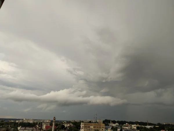 一场夏天的雷雨正在逼近这座城市 天空笼罩着奇异的云彩 — 图库照片