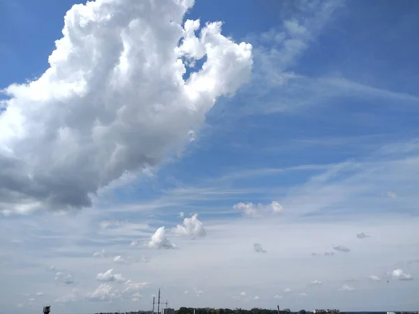 Imagem Fantástica Artista Celestial Mãe Nuvem Passeio Com Crianças Nuvens — Fotografia de Stock