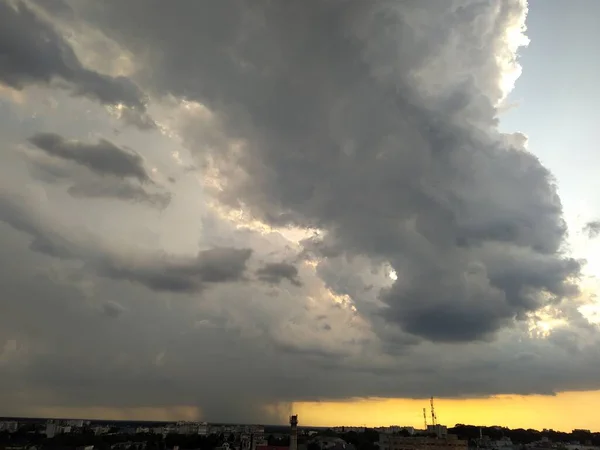 一股雨在天空中打开了 夕阳西下的暴风雨云 — 图库照片
