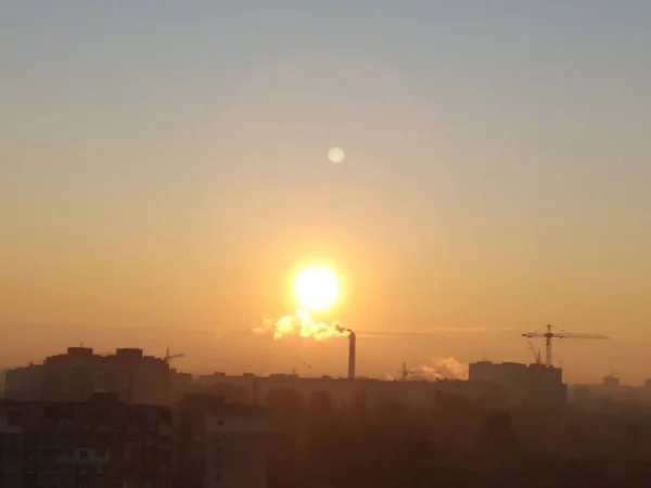 Una Mañana Brumosa Una Ciudad Provincial Sol Naciente Pintó Horizonte — Foto de Stock