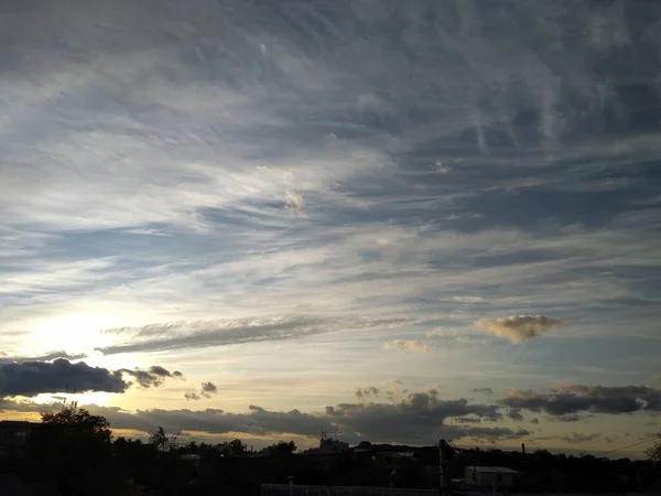 Niebie Nad Miastem Wiatr Rysuje Piękne Wzory Koronki Chmur Żytomierz — Zdjęcie stockowe
