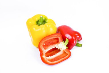 Kırmızı ve sarı biberler beyaz arkaplanda izole edilmiş