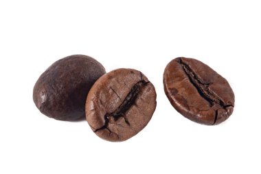 Beyaz arkaplanda paket tasarımı elementleri olarak izole edilmiş taze kahve çekirdekleri yığını.