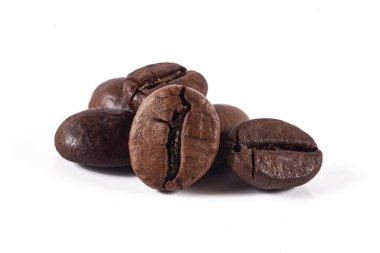 Beyaz arkaplanda paket tasarımı elementleri olarak izole edilmiş taze kahve çekirdekleri yığını.